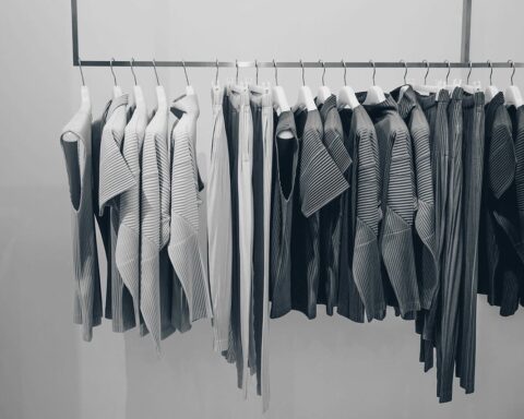 Loi contre la fast-fashion : l'exclusion des marques historiques réduit l'efficacité du texte