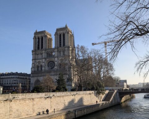 Macron présente la méthode Notre-Dame pour simplifier les projets stratégiques en France