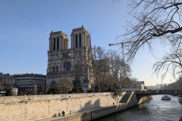 Macron présente la méthode Notre-Dame pour simplifier les projets stratégiques en France
