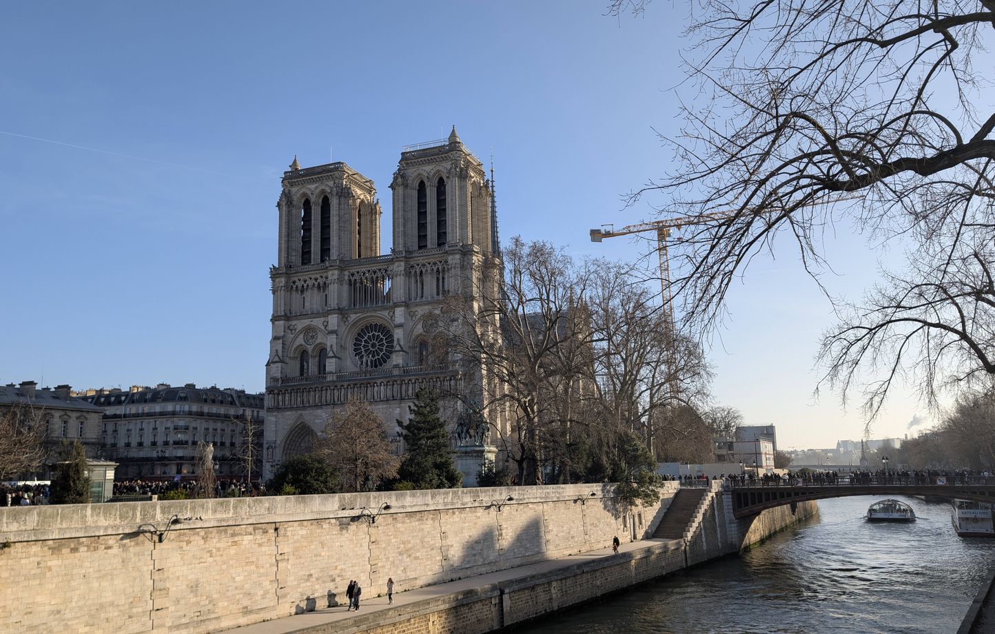 Macron présente la méthode Notre-Dame pour simplifier les projets stratégiques en France