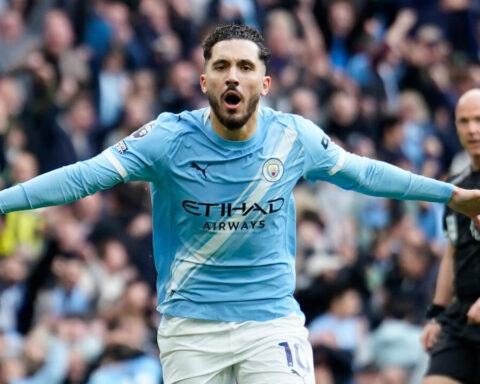 Manchester City surpasse Arsenal (2-1) et relance la bataille pour le titre en Premier League : Medhi Benatia dénonce un scandale.