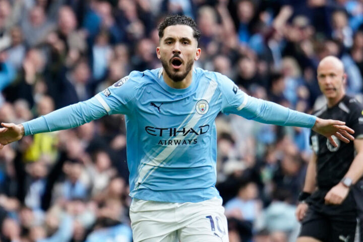 Manchester City surpasse Arsenal (2-1) et relance la bataille pour le titre en Premier League : Medhi Benatia dénonce un scandale.