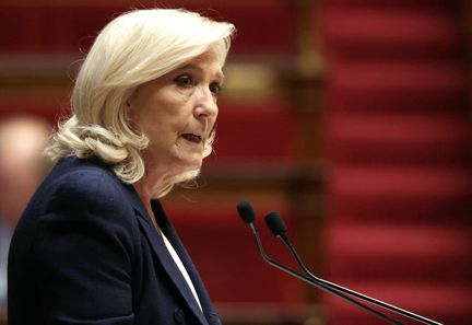 Marine Le Pen critique la gestion de la crise des carburants par le gouvernement et exige une réduction de la TVA