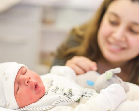 Pourquoi les femmes accouchent-elles plus souvent la nuit selon les scientifiques ?