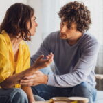 Quitter son partenaire : pourquoi cette décision reste-t-elle si délicate ?