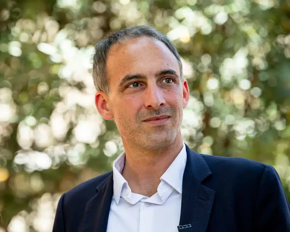 Raphaël Glucksmann s'oppose fermement à la primaire de la gauche pour 2027 : « C'est une décision définitive »
