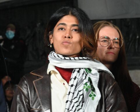 Rima Hassan en garde à vue après la découverte de drogue dans son sac lors d'une enquête