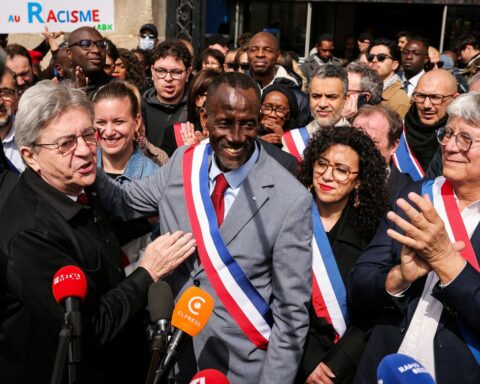 Saint-Denis : des milliers de manifestants rassemblés contre le racisme en soutien au maire Bally Bagayoko