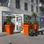 Saint-Ouen : la mairie installe des blocs de béton contre le restaurant Master Poulet, défiant la décision judiciaire