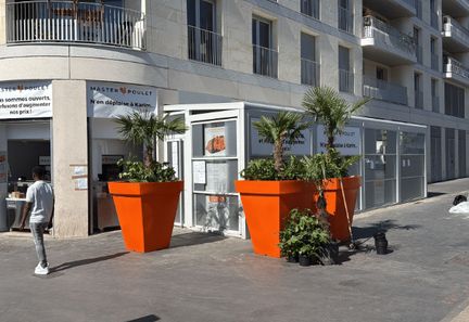 Saint-Ouen : la mairie installe des blocs de béton contre le restaurant Master Poulet, défiant la décision judiciaire