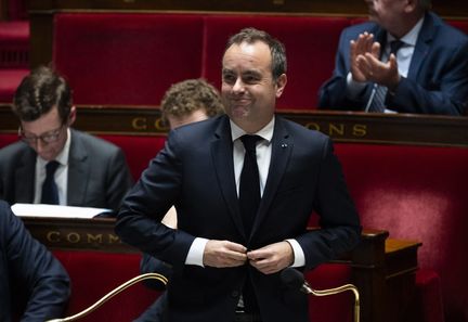 Sébastien Lecornu propose de réaffecter les surplus fiscaux issus des carburants pour financer l'électrification des transports