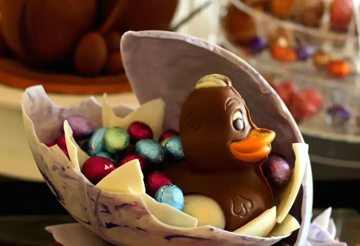 Selon l'UFC-Que Choisir, le chocolat de Pâques de Lidl se révèle supérieur à celui de Jeff de Bruges en raison de sa faible teneur en cadmium, de l'absence d'additifs et de son prix trois fois inférieur.