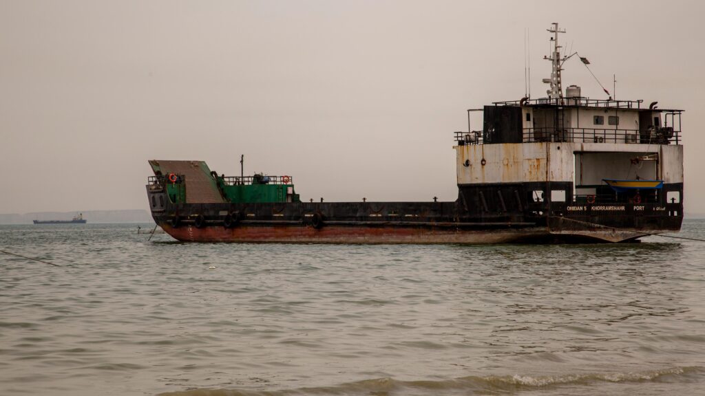 Téhéran annonce la saisie de deux navires dans le détroit d'Ormuz tandis qu'un conseiller iranien minimise le cessez-le-feu