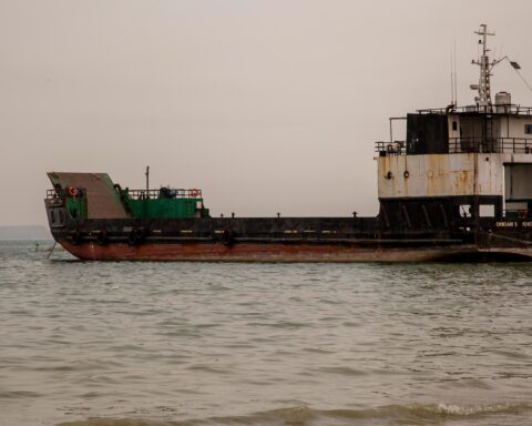 Téhéran annonce la saisie de deux navires dans le détroit d'Ormuz tandis qu'un conseiller iranien minimise le cessez-le-feu