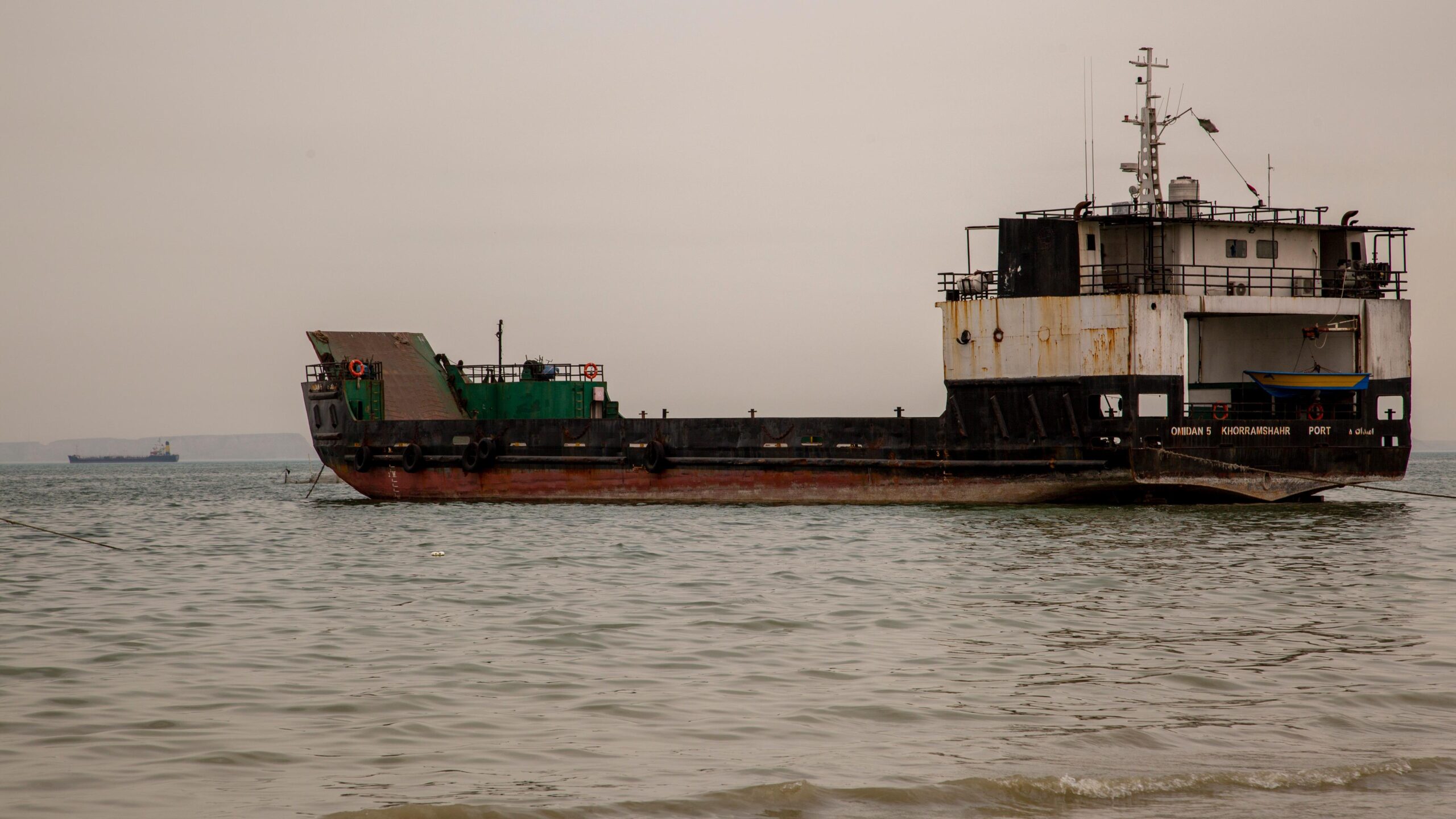 Téhéran annonce la saisie de deux navires dans le détroit d'Ormuz tandis qu'un conseiller iranien minimise le cessez-le-feu