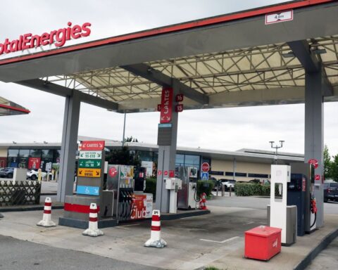 TotalEnergies en forte hausse de bénéfices : les politiques s'interrogent sur la taxation des superprofits