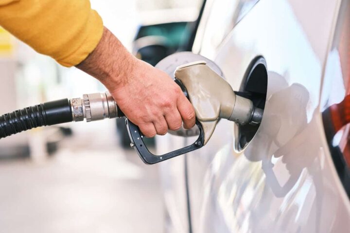 TotalEnergies prolonge le plafond sur le prix de l’essence tout en augmentant celui du diesel.