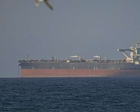 Trump annonce le début du 'nettoyage' du détroit d'Hormuz alors que les pourparlers de paix avec l'Iran s'engagent