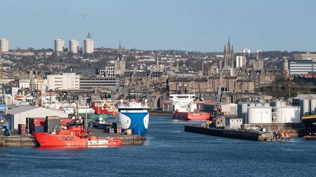 Trump appelle le Royaume-Uni à intensifier l'exploitation pétrolière en mer du Nord face à la crise énergétique