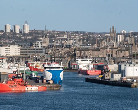 Trump appelle le Royaume-Uni à intensifier l'exploitation pétrolière en mer du Nord face à la crise énergétique