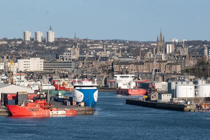 Trump appelle le Royaume-Uni à intensifier l'exploitation pétrolière en mer du Nord face à la crise énergétique