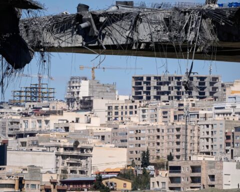 Trump menace de bombarder les centrales électriques iraniennes si le détroit d'Ormuz n'est pas rouvert d'ici mardi