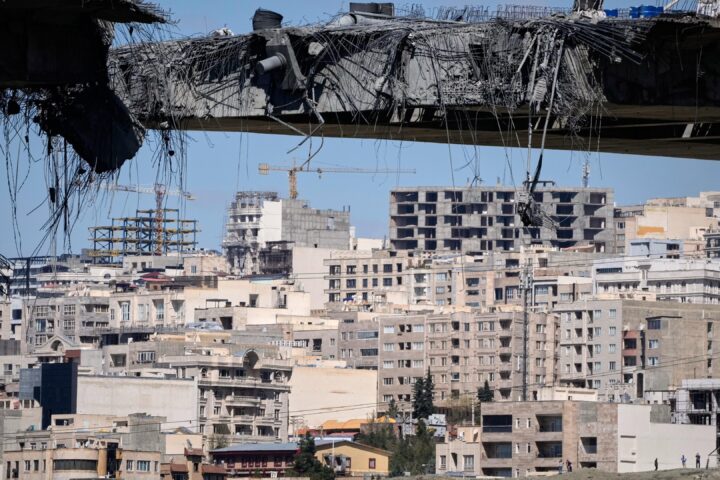 Trump menace de bombarder les centrales électriques iraniennes si le détroit d'Ormuz n'est pas rouvert d'ici mardi