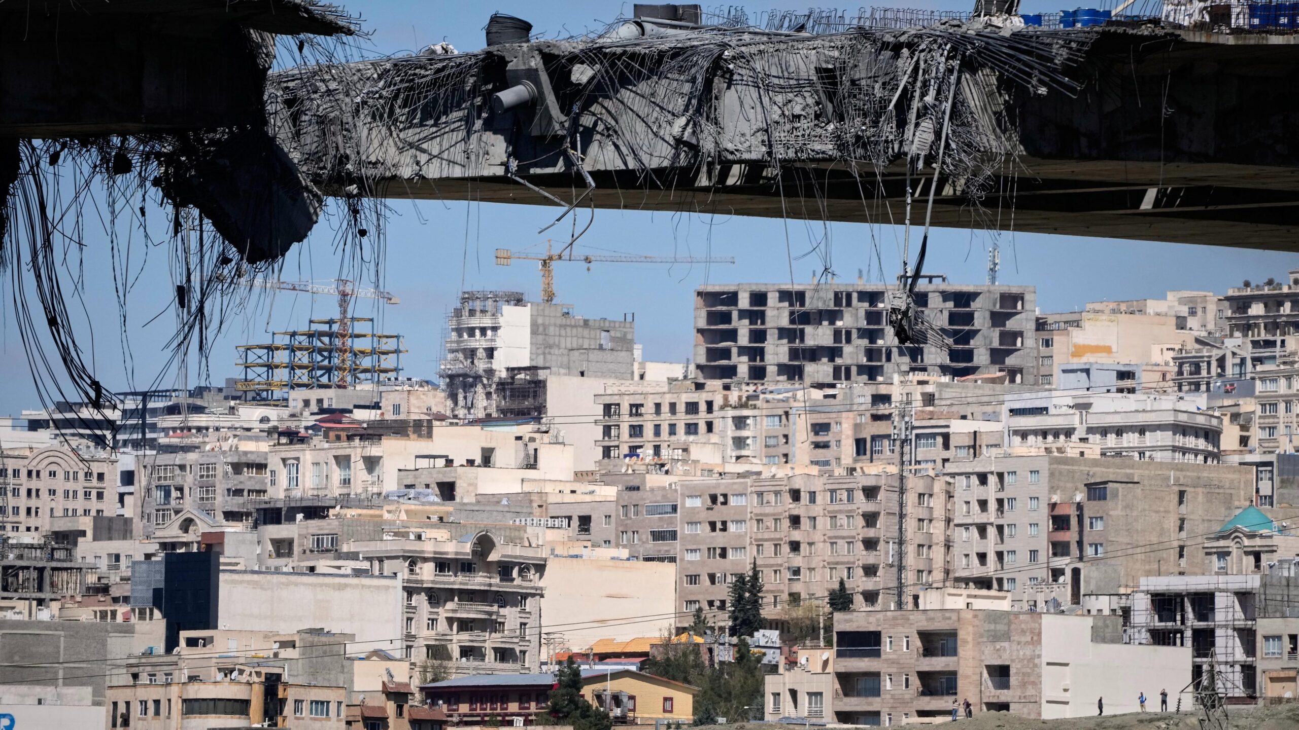 Trump menace de bombarder les centrales électriques iraniennes si le détroit d'Ormuz n'est pas rouvert d'ici mardi