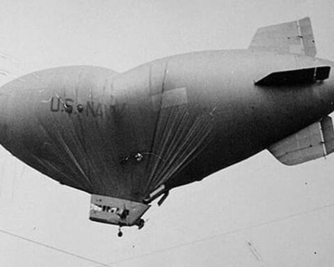 Un dirigeable américain se pose mystérieusement à San Francisco pendant la Seconde Guerre mondiale