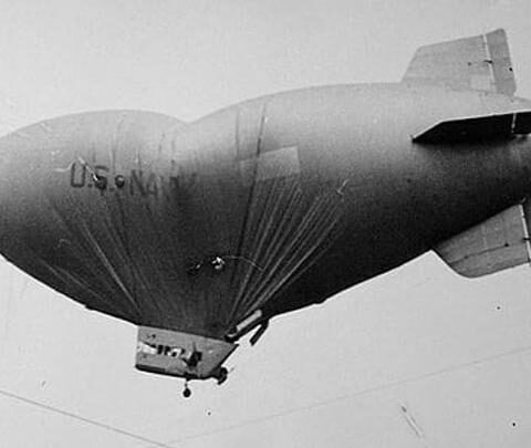 Un dirigeable américain se pose mystérieusement à San Francisco pendant la Seconde Guerre mondiale