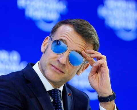 Un élève fait rire l'assemblée en lançant « for sure » à Macron lors d'un débat à Villers-Cotterêts
