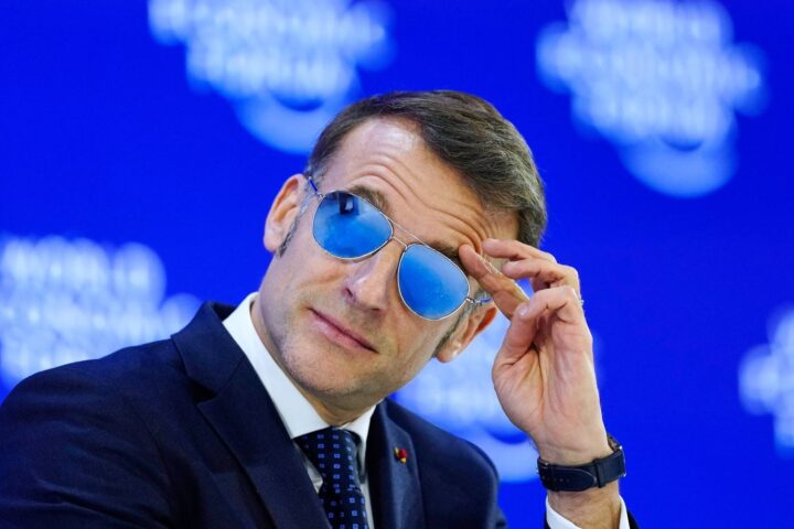 Un élève fait rire l'assemblée en lançant « for sure » à Macron lors d'un débat à Villers-Cotterêts