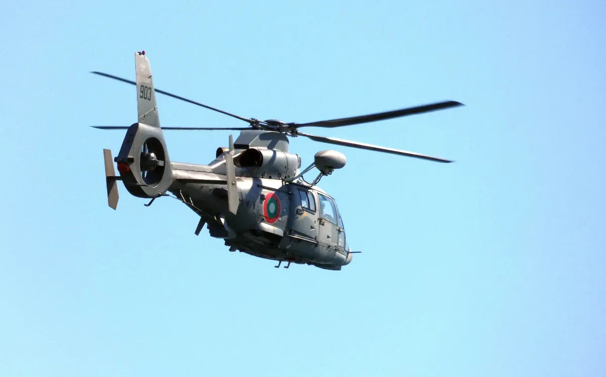 Un hélicoptère de la Marine atterrit dans la cour de récréation à Schoelcher, stupéfaction des collégiens de Terreville.
