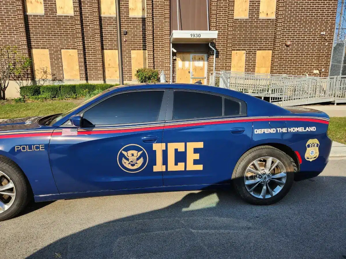 Une Française de 85 ans vivant aux États-Unis depuis des décennies dénoncée à l'ICE par son beau-fils dans le but de s'approprier son héritage.