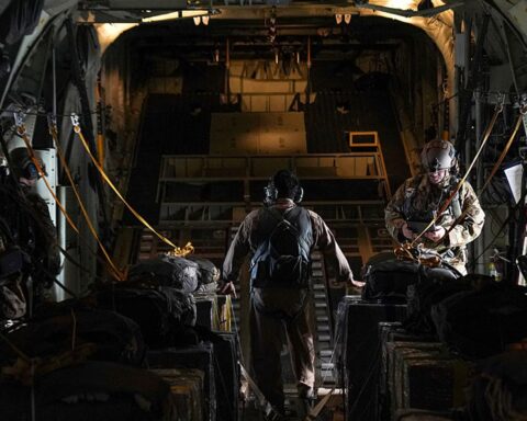 Une opération de recherche est lancée pour retrouver un membre d'équipage américain abattu en Iran