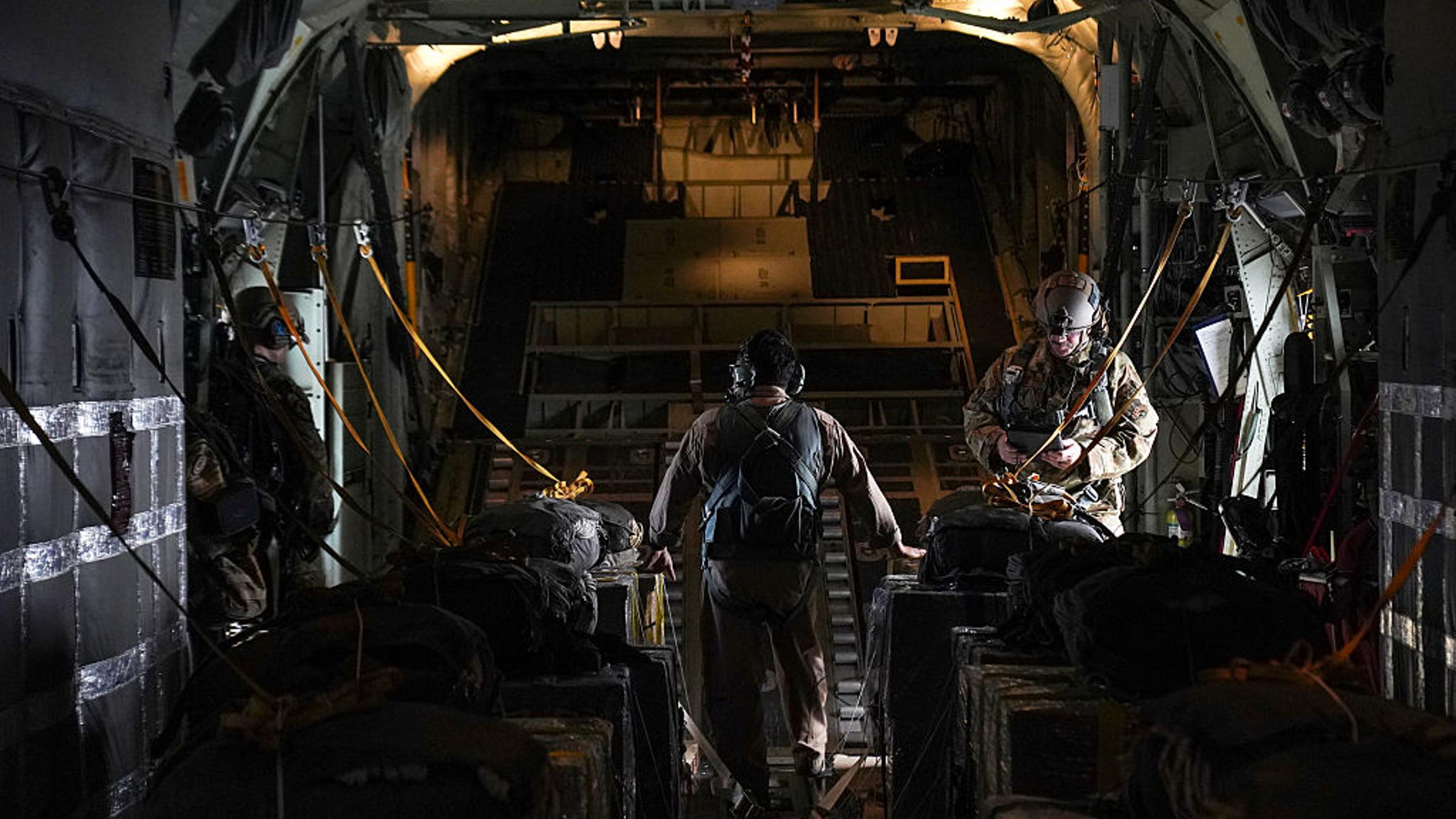 Une opération de recherche est lancée pour retrouver un membre d'équipage américain abattu en Iran