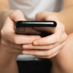 Utilisation prolongée du téléphone aux toilettes : les risques sanitaires après 10 minutes selon un expert