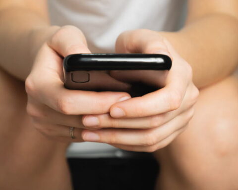 Utilisation prolongée du téléphone aux toilettes : les risques sanitaires après 10 minutes selon un expert