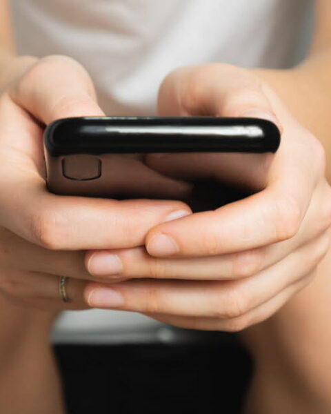 Utilisation prolongée du téléphone aux toilettes : les risques sanitaires après 10 minutes selon un expert