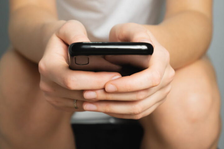 Utilisation prolongée du téléphone aux toilettes : les risques sanitaires après 10 minutes selon un expert