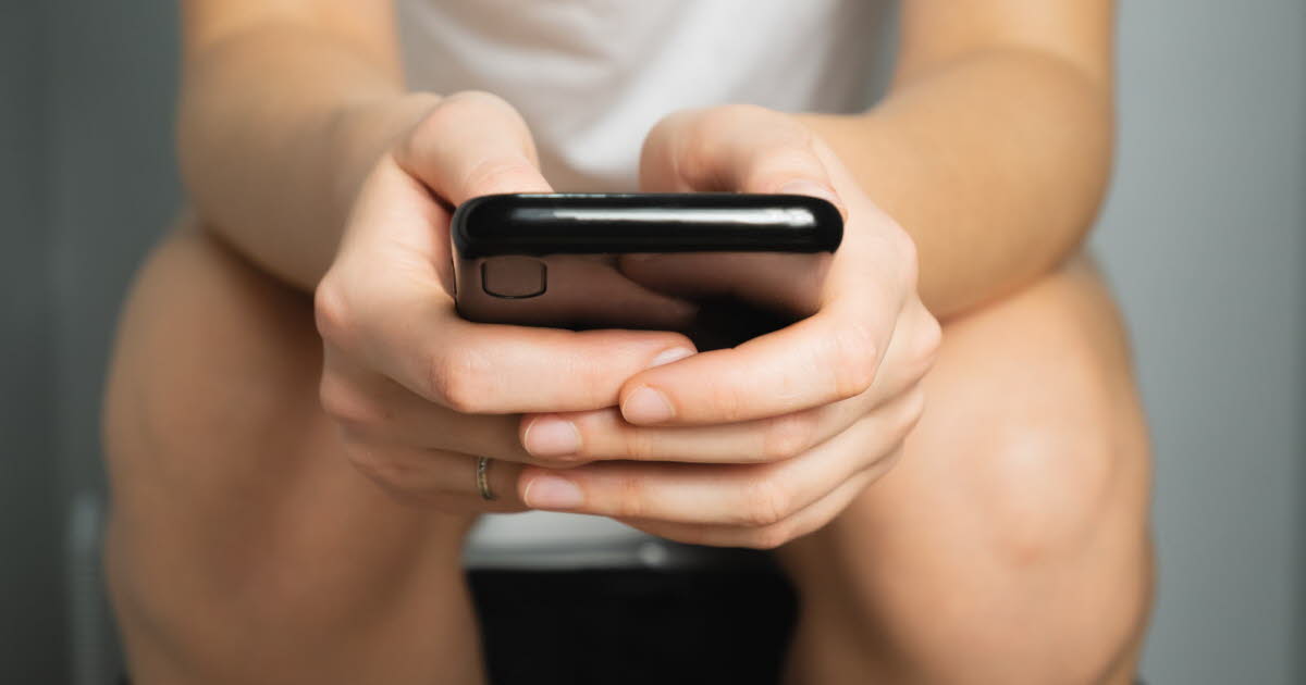 Utilisation prolongée du téléphone aux toilettes : les risques sanitaires après 10 minutes selon un expert