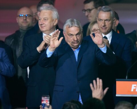 Viktor Orbán écarté par les électeurs après 16 ans au pouvoir en Hongrie