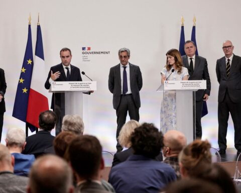 Aides gouvernementales face à la hausse des prix des carburants : mesures pour travailleurs et professionnels