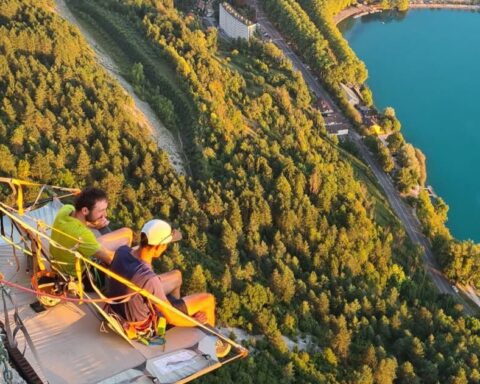 Ain : expériences uniques des Guides du Bugey entre escalade et apéros suspendus