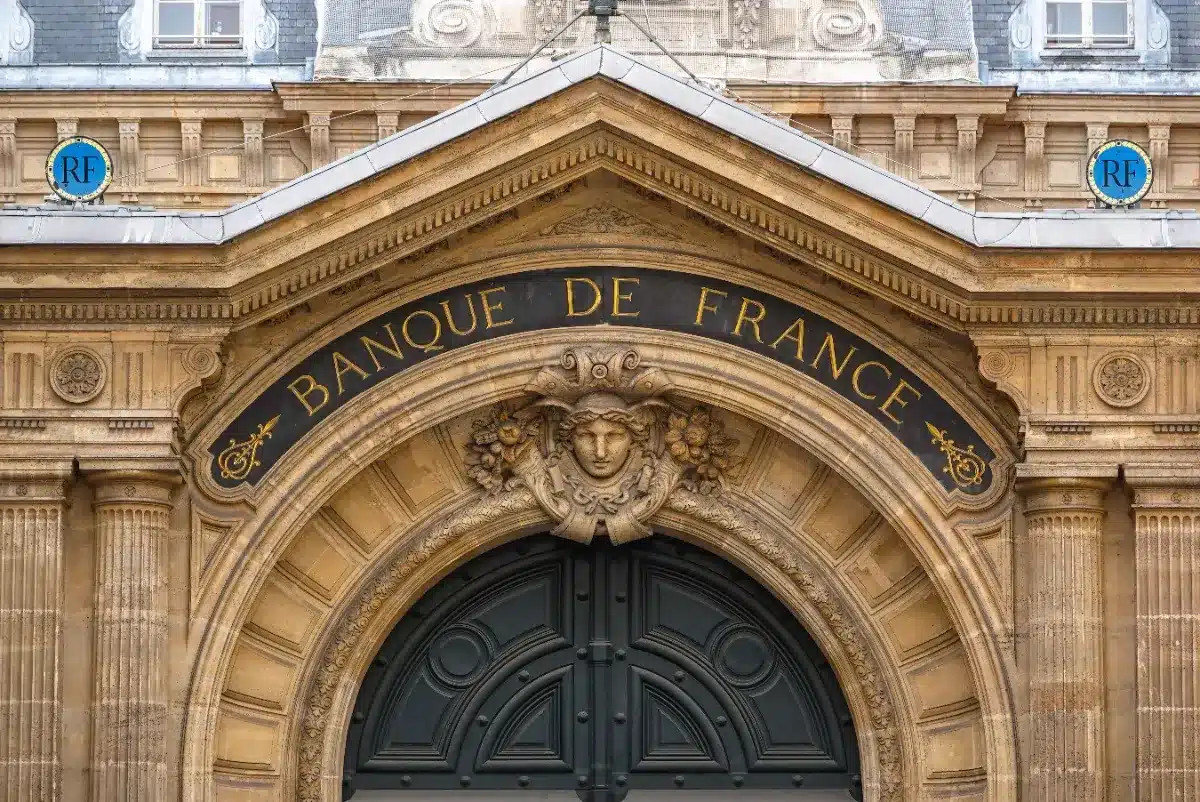Avant de quitter son poste, le gouverneur de la Banque de France révèle des observations que Bercy aurait préféré garder sous silence.