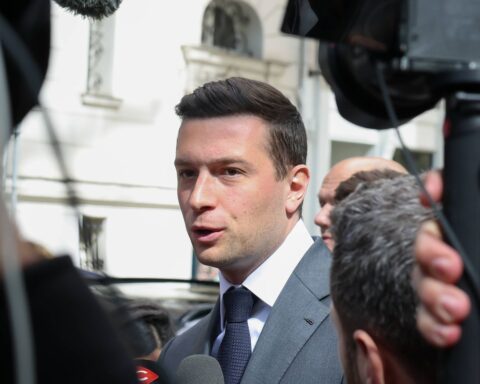 Bardella critique les prétendants à la présidentielle 2027 : « ils devraient demander pardon au peuple français »