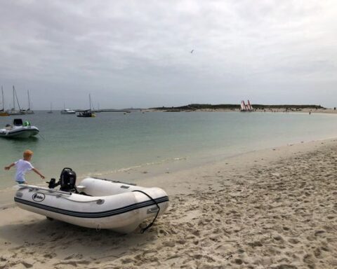 Bretagne : retrait de bouées illégales pour protéger l'écosystème marin des Glénan