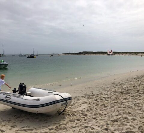 Bretagne : retrait de bouées illégales pour protéger l'écosystème marin des Glénan