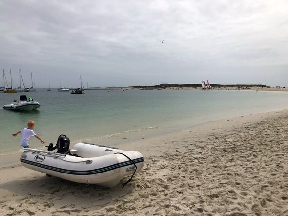 Bretagne : retrait de bouées illégales pour protéger l'écosystème marin des Glénan