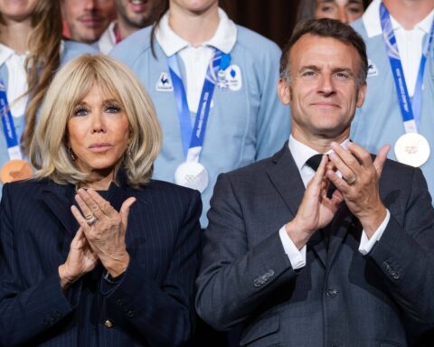 Brigitte Macron dément les accusations de jalousie liées à une scène dans l'avion présidentiel